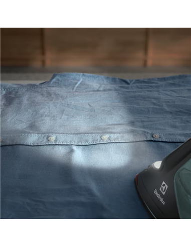 Утюг с парогенератором Electrolux E8ST2-8OG, 2400Вт, Чёрный